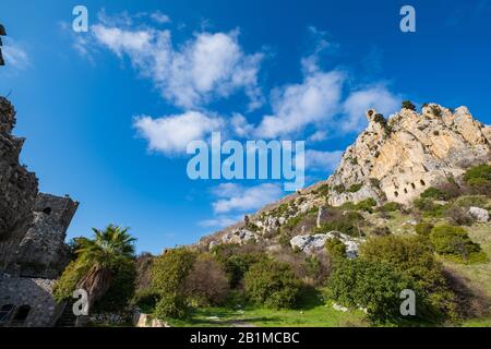 Kyrenia montagnes, Chypre - 10 janvier 2020: Le Château de Saint Hilarion qui se trouve sur la chaîne de montagnes de Kyrenia, à Chypre, près de Kyrenia. Banque D'Images