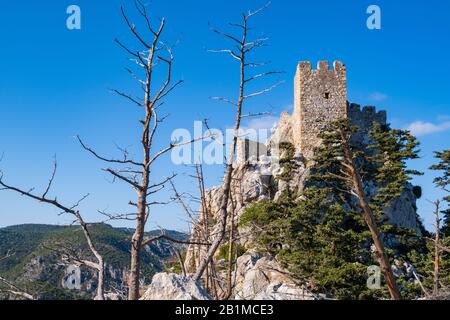 Kyrenia montagnes, Chypre - 10 janvier 2020: Le Château de Saint Hilarion qui se trouve sur la chaîne de montagnes de Kyrenia, à Chypre, près de Kyrenia. Banque D'Images