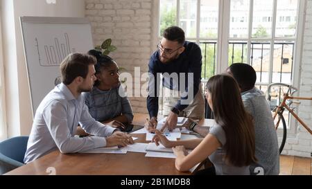 A concentré divers groupes à l'écoute du pdg arabe lors d'un briefing au bureau Banque D'Images