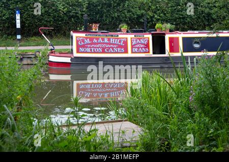 Canal bateau amarré à côté du canal à Foxton Locks sur la ligne Leicester du Grand Union Canal, Leicestershire, Angleterre Banque D'Images