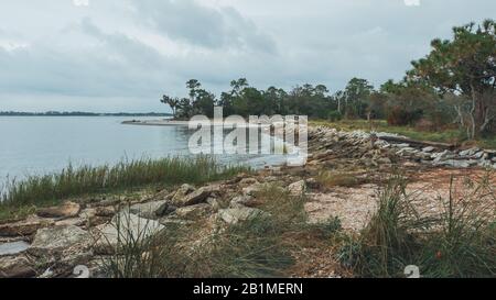 Littoral et pont de l'île Jekyll le long du détroit de Saint Simmons en Géorgie par temps couvert. Banque D'Images