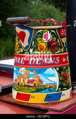 Réservoir d'eau décoré sur le toit du bateau de canal à Foxton Locks sur la ligne Leicester du Grand Union Canal, Leicestershire, Angleterre Banque D'Images