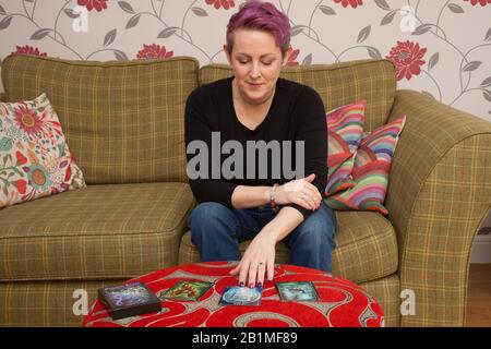 Une femme qui lit des cartes oracle Banque D'Images