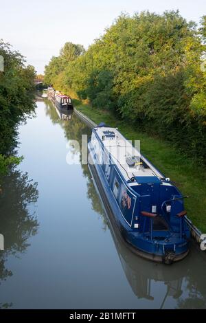 Canaux Bateaux amarrés le long du canal d'Oxford, Napton sur la colline, près de Rugby, Warwickshire, Angleterre Banque D'Images