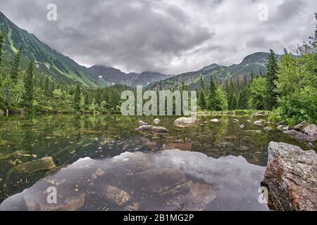 Lac de Tatliak, montagnes West High Tatras, Slovaquie en été avec ciel nuageux Banque D'Images