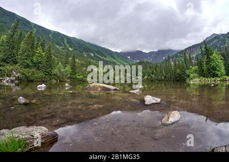 Lac de Tatliak, montagnes West High Tatras, Slovaquie en été avec ciel nuageux Banque D'Images