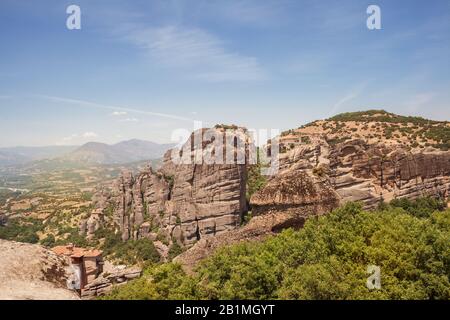 Vue sur les monastères de Meteora situés en haut de falaises abruptes Banque D'Images