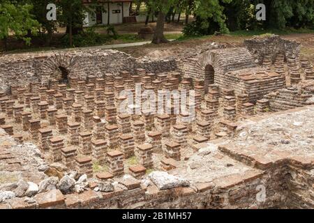 Ruines d'anciens bains thermaux dans le parc archéologique de Dion, Grèce Banque D'Images