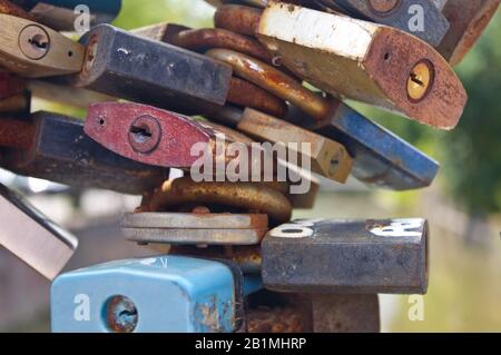 Verrouiller. Photo conceptuelle des anciennes serrures fermées. L'amour, la sécurité, la sécurité, la vie privée ou autre contexte de concept Banque D'Images
