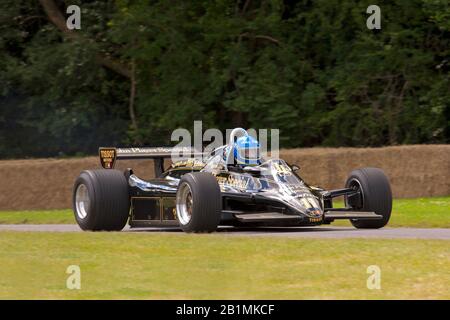 La voiture JPS Lotus 91 F 1 (anciennement conduite par Elio de Angelis) a été démontrée au Goodwood Festival of Speed le 13 juillet 2008. Banque D'Images