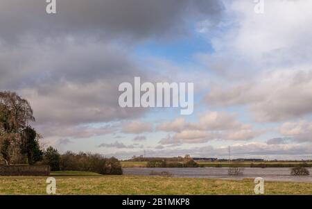 L'Ouse de la rivière à Popleton, près de York, a fait éclater son dos et couvert des marais de terre. Un ciel avec des nuages spectaculaires est au-dessus. Banque D'Images