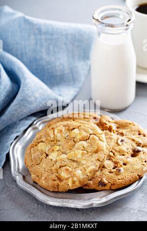 Divers cookies au lait Banque D'Images
