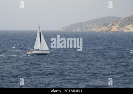 bateau à voile en mer - vacances d'été Banque D'Images