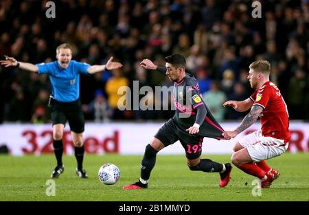 Adam Clayton (à droite) de Middlesbrough se tient à Pablo Hernandez de Leeds United pendant le match de championnat Sky Bet à Riverside, Middlesbrough. Banque D'Images