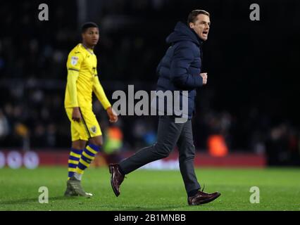 Scott Parker, responsable de Fulham, se dirige à la salle de dressing à mi-temps pendant le match du championnat Sky Bet à Craven Cottage, Londres. Banque D'Images