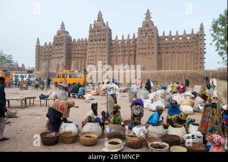 MALI Djenne , en face du marché de Grande mosquée, construite à partir de l'argile est un site du patrimoine mondial de l'/ MALI Djenne , Markt vor Grosser Moschee, das ist aus Monument UNESCO Weltkulturerbe Lehm Banque D'Images