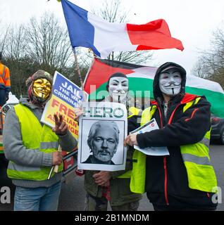 Des manifestants à l'extérieur de la prison de Belmarsh, soutenant la campagne libre Julian Assange le jour de l'audience d'extradition du fondateur de WikiLeaks aux États-Unis. Banque D'Images