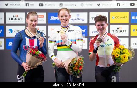 Berlin, Allemagne. 26 février 2020. Cyclisme/piste: Championnat du monde, grattez, femmes, cérémonie de remise des prix: Jennifer Valente des Etats-Unis (l-r), 2ème place, Kirsten Wild des Pays-Bas, 1ère place, et Maria Martins du Portugal, 3ème place, sont sur scène. Crédit: Sebastian Gollnow/Dpa/Alay Live News Banque D'Images