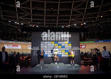 Berlin, Allemagne. 26 février 2020. Cyclisme/piste: Championnat du monde, grattez, femmes, cérémonie de remise des prix: Jennifer Valente des Etats-Unis (l-r), 2ème place, Kirsten Wild des Pays-Bas, 1ère place, et Maria Martins du Portugal, 3ème place, sont sur scène. Crédit: Sebastian Gollnow/Dpa/Alay Live News Banque D'Images