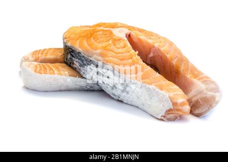 Steak de saumon cru isolé sur fond blanc Banque D'Images