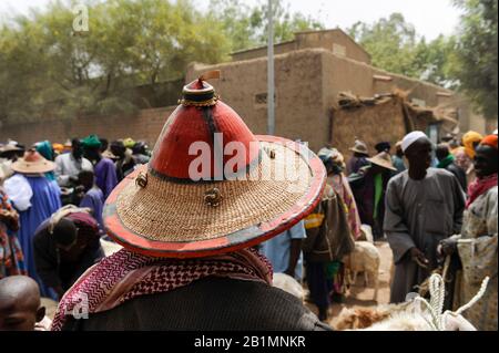 Mali, Djenne, jour du marché, Fulani ou Peulh homme avec le chapeau traditionnel Tengaade /Markttag, Fulbe oder Fulani Mann mit Hut Banque D'Images