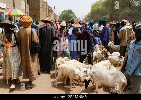 Mali, Djenne, jour du marché, Fulani ou Peulh homme avec le chapeau traditionnel Tengaade /Markttag, Fulbe oder Fulani Mann mit Hut Banque D'Images