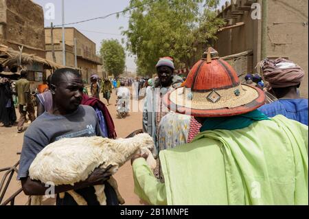 Mali, Djenne, jour du marché, Fulani ou Peulh homme avec le chapeau traditionnel Tengaade /Markttag, Fulbe oder Fulani Mann mit Hut Banque D'Images