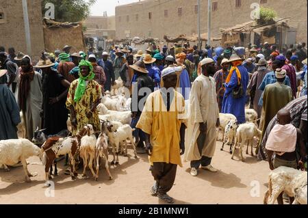 Mali, Djenne, jour du marché, Fulani ou Peulh homme avec le chapeau traditionnel Tengaade /Markttag, Fulbe oder Fulani Mann mit Hut Banque D'Images