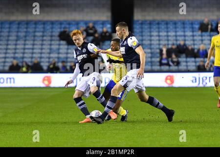 Londres, ANGLETERRE - 26 FÉVRIER Jeremie Bela de Birmingham lutte pour la possession avec Ryan Woods(19) et Murray Wallace(3) de Millwall pendant le match de championnat de pari du ciel entre Millwall et Birmingham City à la Haye, Londres le mercredi 26 février 2020. (Crédit: Ivan Yordanov | MI News)la photographie ne peut être utilisée qu'à des fins de rédaction de journaux et/ou de magazines, licence requise à des fins commerciales crédit: Mi News & Sport /Alay Live News Banque D'Images