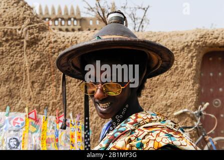 Mali, Djenne, jour du marché, Fulani ou Peulh homme avec un chapeau de tengaade en cuir et paille / Markttag, Fulbe oder Fulani Mann mit Hut Banque D'Images