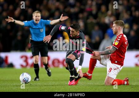 Adam Clayton (à droite) de Middlesbrough se tient à Pablo Hernandez de Leeds United pendant le match de championnat Sky Bet à Riverside, Middlesbrough. Banque D'Images