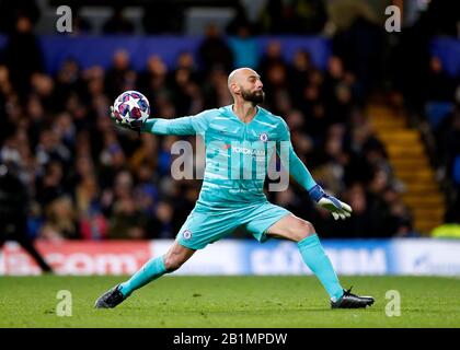 Stamford Bridge, Londres, Royaume-Uni. 25 février 2020. Football de l'UEFA Champions League, Chelsea contre Bayern Munich; gardien de but Wilfredo Caballero de Chelsea qui a remis le ballon en jeu crédit: Action plus Sports/Alay Live News Banque D'Images