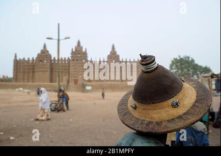 Mali, Djenne , Grande Mosquée construite à partir d'argile est un site classé au patrimoine mondial de l'UNESCO, Peulh homme avec un chapeau de tengaade en cuir et paille Banque D'Images