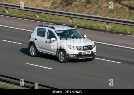 2016 Dacia Sandero Stepway Lauréate White car essence en voiture sur l'autoroute   près de Preston dans Lancashire, Royaume-Uni Banque D'Images