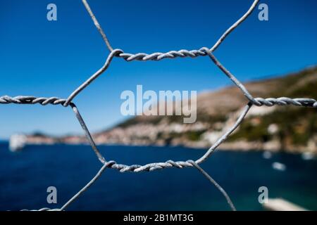 Clôture métallique devant la mer Méditerranée avec fond flou. Photo libre de droit. Banque D'Images