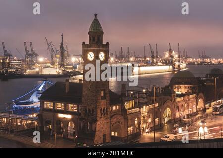 Quai Landungsbrücken au coucher du soleil avec port industriel à Hambourg, Allemagne. Photo libre de droit. Banque D'Images