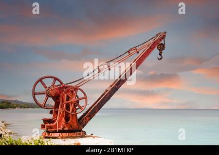Old Red Rusty Crane On Shore À Dusk Banque D'Images