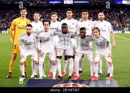 Real Madrid ligne de départ (gauche-droite) rangée arrière: Thibaut courtois, Sergio Ramos, Federico Valverde, Raphael Varane, Carlos Casemiro et Karim Benzema première ligne: Dani Carvajal, Isco, Ferland Mendy, Vinicius Junior et Luka Modric avant le match de 16 de la Ligue des Champions de l'UEFA à Santiago Bernabeu, Madrid. Banque D'Images