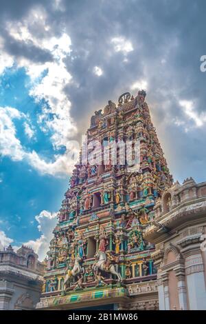 Centre-ville Temple Sri Maha Mariamman avec ciel nuageux à Kuala Lumpur, Malaisie. Photo libre de droit. Banque D'Images