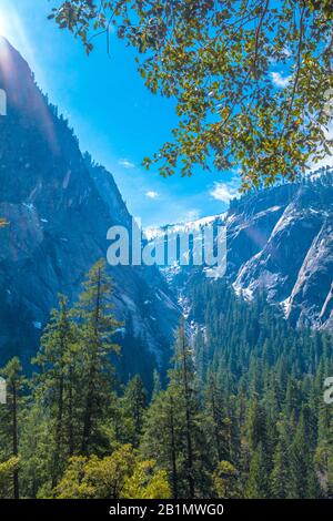 Vue ensoleillée sur les montagnes enneigées du Mist Trail dans le parc national de Yosemite. Photo libre de droit. Banque D'Images