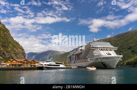 Flam, NORVÈGE - bateau de croisière MSC Meraviglia amarré dans le fjord d'Aurlandsfjorden. Banque D'Images