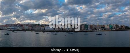 Grand panorama sur le front de mer de Santander au crépuscule. Paseo de Pereda. Cantabrie, Espagne Banque D'Images