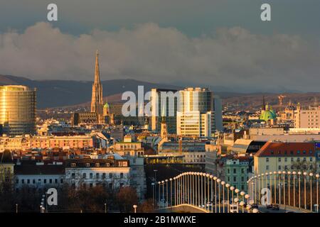 Wien, Vienne: Centre-ville de Vienne, pont Reichsbrücke, cathédrale Stephansdom, tour de l'Uniqa, tour de la hauteur Galaxy 21 en 00. Vue d'ensemble, Wien, Autriche Banque D'Images