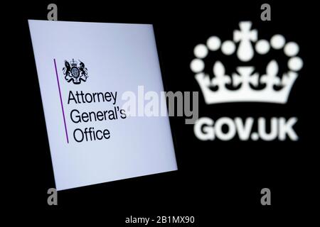 Le logo du bureau du procureur général du Royaume-Uni brille sur l'écran du smartphone et le logo gov.uk sur un fond sombre flou. Concept pour le ministère du gouvernement. Banque D'Images