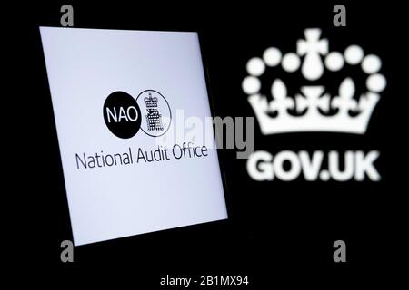 Le logo du bureau national d'audit britannique brille sur l'écran du smartphone et le logo gov.uk sur un fond sombre flou. Photo de concept. Banque D'Images