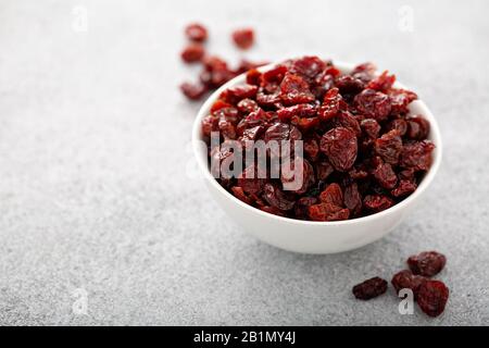 Cerises séchées dans un bol blanc Banque D'Images