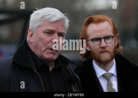 Londres, Grande-Bretagne. 26 février 2020. Le rédacteur en chef de WikiLeaks Kristinn Hrafnsson (L) s'adresse aux médias en dehors d'un tribunal de Londres, en Grande-Bretagne, le 26 février 2020. Un tribunal de Londres a commencé lundi une audience légale pour décider si le fondateur de WikiLeaks Julian Assange devrait être extradé vers les États-Unis. Crédit: Tim Irlande/Xinhua/Alay Live News Banque D'Images