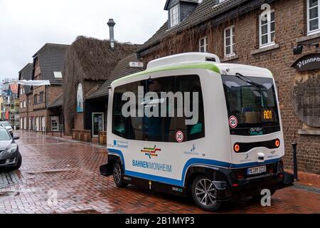 En voiture autonome en bus public, à Monheim, en Allemagne, 5 bus électriques, jusqu'à 15 passagers de voiture toutes les 5 minutes de la vieille ville à la station de bus Banque D'Images