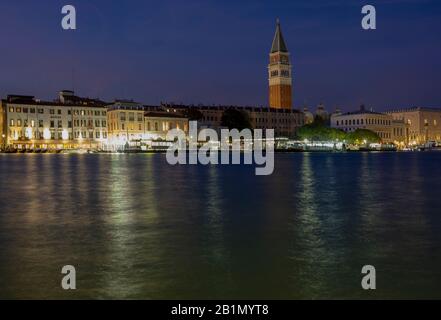 Vue de nuit sur le Gran Canal de Venise. Italie Banque D'Images