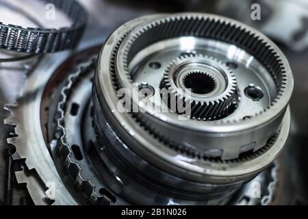 Détails d'une transmission automatique démontée d'une voiture de tourisme avec une faible profondeur de champ Banque D'Images